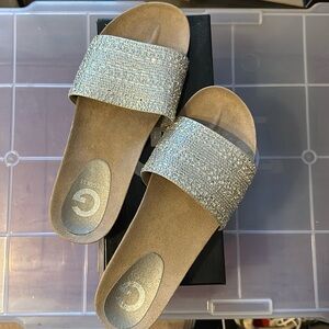 GUESS rhinestone slides. NEW. Size 8.5M. Clear/slight iridescent color.